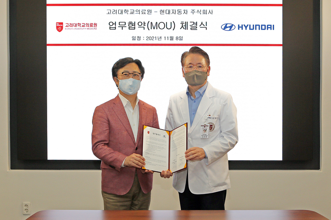 김영훈 고려대학교 의무부총장 겸 의료원장(우)과 지영조 현대차 이노베이션담당 사장(좌)이 양해각서에 사인하고 함께 기념사진을 촬영하고 있다.