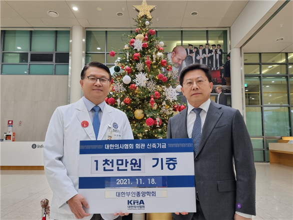 박홍준 위원장(우)은 “대한부인종양학회에서 의협회관 신축에 뜻을 보태 주심에 감사하여 한달음에 달려오게 되었다. 우리 의사를 상징할 수 있는 멋진 회관을 건립하여 학회의 뜻에 보답하겠다”고 말했다.