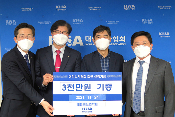 이필수 회장(좌 첫번째)은 “내년 완공을 앞두고 이렇게 힘을 북돋아 주셔서 감사하다. 13만 의사회원의 긍지가 될 의협 회관신축 공사를 성공적으로 마무리해 조만간 대한비뇨의학회 회원들의 기대에 부응하겠다”고 전했다.