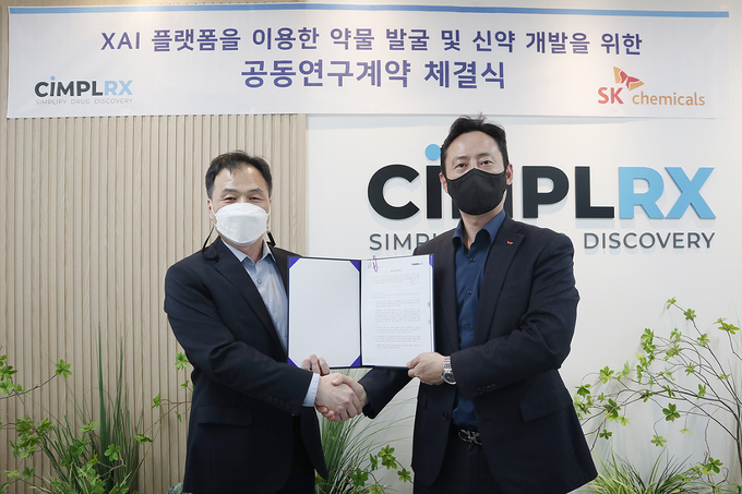 SK케미칼과 AI 신약 개발 기업 심플렉스가 공동 연구 개발 계약을 체결하고 공동으로 신약 개발에 착수했다. SK케미칼 김정훈 연구개발센터장(사진 우)과 심플렉스 조성진 대표이사 (사진 좌)가 악수를 나누고 있다.