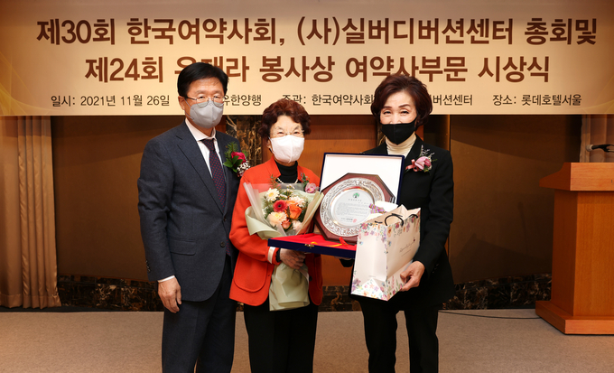 조구희 약사는 수상 소감을 통해 "세월이 어떻게 흘러가는지 모르게 바쁘게 살아왔던 지난 날, 우리의 삶은 경주가 아니라 서로 사랑으로 화합하는 인생이란 것을 유재라 봉사상을 통해 더욱 깨우치게 됐다"고 소회를 전했다.