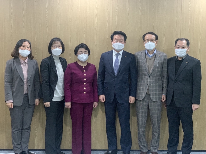 김선민 원장(좌 3번째)은 이날 간담회에서 “코로나19로 힘든 시기지만, 소통할 수 있는 시간을 갖게 돼 기쁘게 생각한다”며, “앞으로도 의료기기 산업계와 건강보험이 상생 발전할 수 있도록 더욱 노력하겠다”고 전했다.