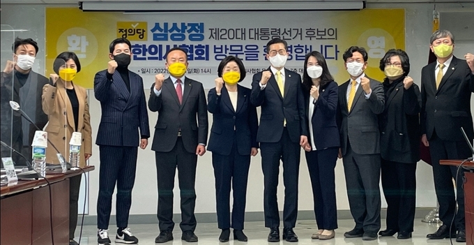 정의당 심상정 대선후보(사진 에서 다섯번째)가 11일 대한의사협회 을 찾아 간담회를 개최...이날 간담회에는 대한의사협회에서 이필수 회장(좌서 여섯번째), 이정근 상근부회장, 이현미 총무이사, 박수현 홍보이사 겸 대변인, 우봉식 의료정책연구소장, 고병수 20대 대선기획본부 기획단장이 참석했으며, 정의당에서 심상정 대선후보를 비롯해 홍주희 대변인, 박창진 공동선대위원장(부대표), 김응호 공동선대위원장(부대표), 조성주 선대위 정책본부 부본부장 등이 참석했다.