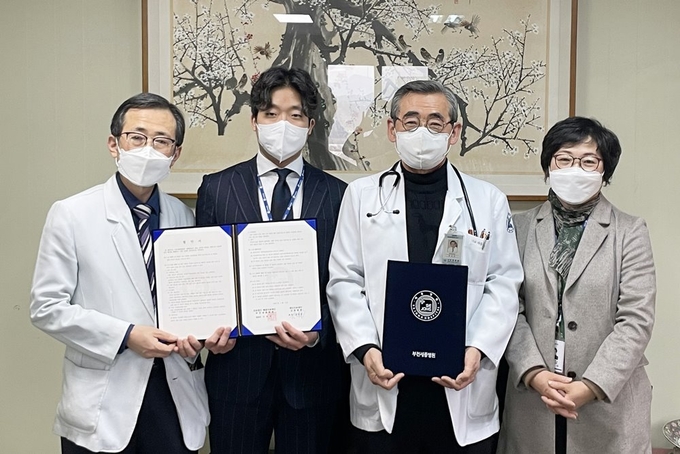 왼쪽부터 강화병원 신현준 과장, 부천세종병원 흉부외과 손봉연 과장, 강화병원 장성호 원장, 부천세종병원 송명수 대외협력실장