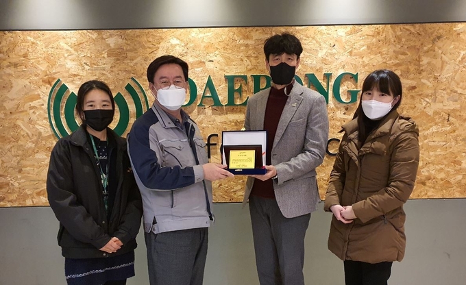 지난 20일 임재연 대봉엘에스 전무(사진 왼쪽 두번째)가 홍상진 굿네이버스 인천본부장(왼쪽 세번째)으로부터 후원 감사패를 받고 있다.