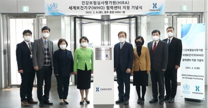 김선민 심사평가원장(좌 네번째)은 기념사를 통해 “이번 협력센터 지정은 심사평가원이 국제사회와 지속적으로 협력하고자 노력한 결실이다”며 소회를 밝히고, “앞으로도 국내‧외 보건의료 기관과 긴밀히 소통하고, 국제학회 및 국제기구에서 심사평가원의 역할을 확대하는 등 적극적으로 협력하겠다”고 전했다.