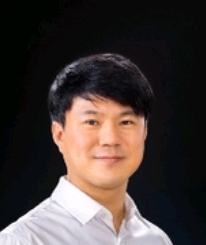 김우연 인공지능신약개발지원센터장은 KAIST 화학과 교수(1978년생)로 포항공과대학교 화학 및 물리 (학사, 2004),포항공과대학교 화학과 (박사, 계산화학, 2009)를 거쳐,막스프랑크연구소 연구원 (이론물리 모델 개발, 2009~2010),한국과학기술원 (KAIST) 화학과 교수 (2011~),히츠 (HITS) 대표이사 (2020~)를 맡고 있다.