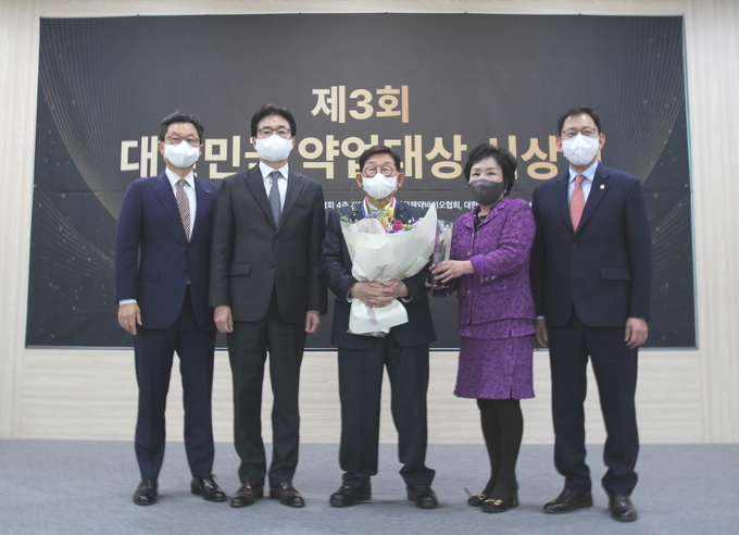제3회 대한민국 약업대상을 받은 이종호 명예회장(우 세번째)은 “약업계를 대표하는 큰 상을 받게된 것을 영광스럽게 생각한다”며 “앞으로도 우수한 인재육성과 적극적인 R&D 투자를 통해 지속가능한 산업으로의 성장을 기대한다”고 말했다.