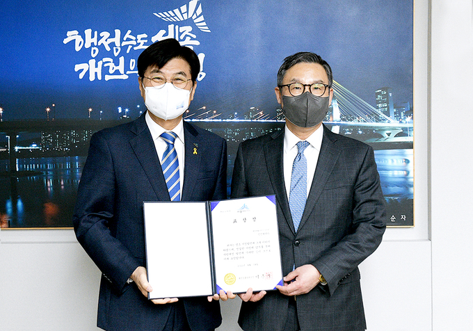 신신제약 이병기 대표(사진 오른쪽)는 지난 14일 세종특별자치시청에서 이춘희 세종시장과 함께 표창 수여식을 가졌다.