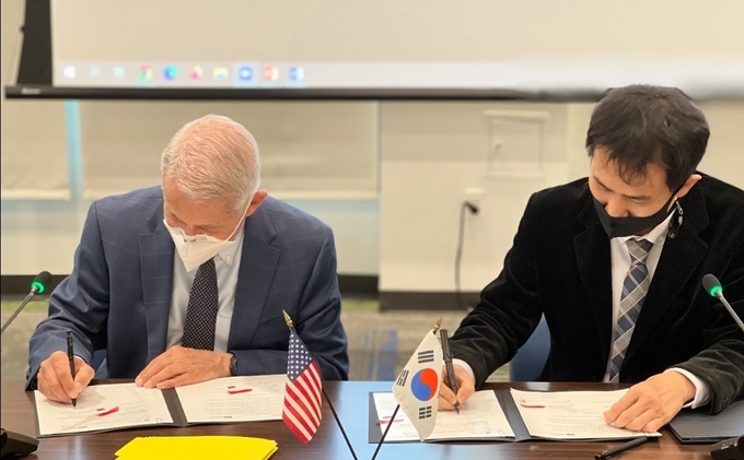 (한)국립감염병연구소-(미)국립알레르기감염병연구소,감염병 연구 협력 강화 LOI 체결...국립감염병연구소 장희창 소장(사진 우)은 “코로나19 발생 이후 지속적으로 양국 간 협력 강화를 위해 노력해왔으며, 이번 협력의향서 체결을 계기로 새로운 정부 출범에 즈음하여 더욱 실질적인 연구 협력을 추진 할 수 있는 기반을 구축하게 되었다는 점에서 의미가 크다”라고 전했다.미국 국립알레르기감염병연구소 소장인 앤소니 파우치 박사(사진 좌)는 “양국의 감염병연구소 간 협력의향서를 체결하게 되어 매우 기쁘게 생각하며,한국이 국제적 보건 안보에 있어서 중요한 협력국으로써 앞으로 감염병 대응과 백신 및 치료제 연구에 보다 적극적으로 함께하게 되어 의미가 크다”라고 전했다.