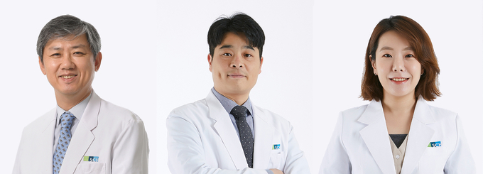 좌부터 순천향대 부천병원 비뇨의학과 김영호·김웅빈, 소화기내과 유정주 교수