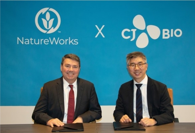Rich Altice, President & CEO of NatureWorks (left), and Seung Jin Lee, Head of the Biomaterials Business at CJ BIO, gathered to advance the growing collaboration between the two companies focused on developing new products based on their Ingeo™ PLA and PHACT® PHA technologies