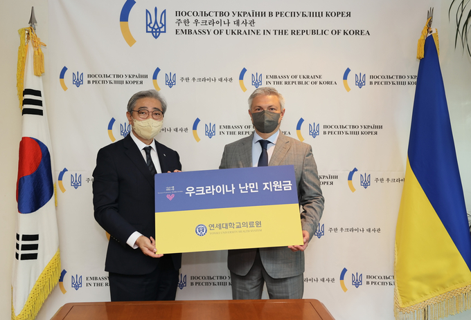 윤동섭 의료원장과 드미트로 포노마렌코 대사가 기념사진을 촬영하고 있다.