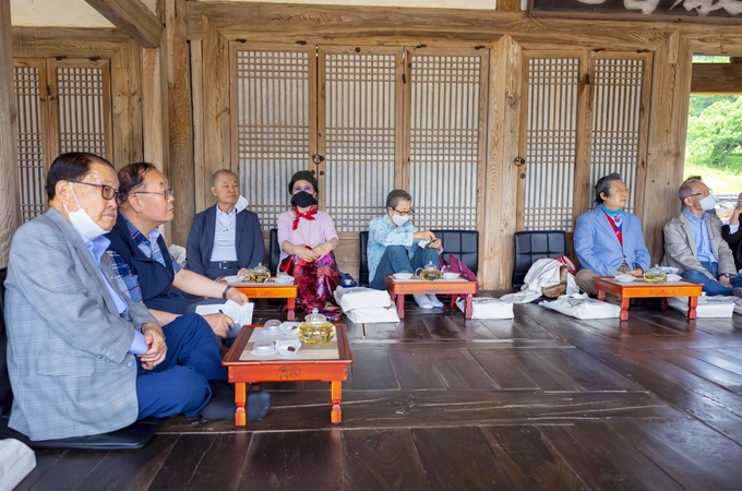 회원들이 이배용 전 이화여대 총장의 돈암서원에 대한 역사해설을 듣고 있다. 왼쪽으로부터 김희수 건양대병원 설립자 겸 이사장, 김용발 메디팜헬스뉴스 발행인, 김준봉 예비역 육군중장, 정정자 피아니스트, 김길자 경인여자대학교 총장, 인권식 전 동국대교수, 김환수 전 유엔 한국협회 이사.