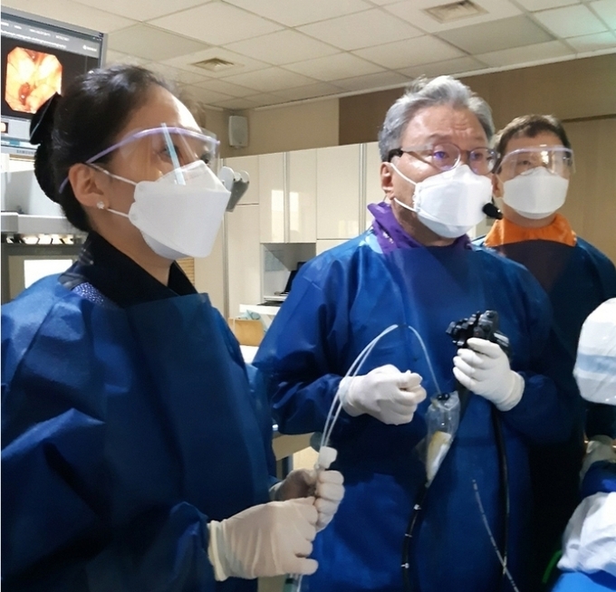 . ‘글로벌 소화기내시경 라이브 온라인 심포지엄’에서 시술 중인 문종호 교수(가운데)팀.