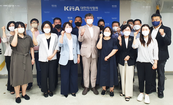 간호법 저지를 위한 범보건의료계 13개 단체(대한간호조무사협회, 대한방사선사협회, 대한병원협회, 대한보건의료정보관리사협회, 대한임상병리사협회, 대한응급구조사협회, 대한의사협회, 대한치과의사협회, 한국노인복지중앙회, 한국노인장기요양기관협회, 한국요양보호사중앙회, 한국재가노인복지협회, 한국재가장기요양기관협회)는 14일 간호법 저지 범보건의료계 단체 공동성명을 통해 향후 연대와 협력을 밝힌데 이어 20일 ‘간호법 저지 범보건의료계 단체 실무협의체’ 제1차 회의를 개최ㅅ나고 유기적 협력 방안 등을 논의했다.