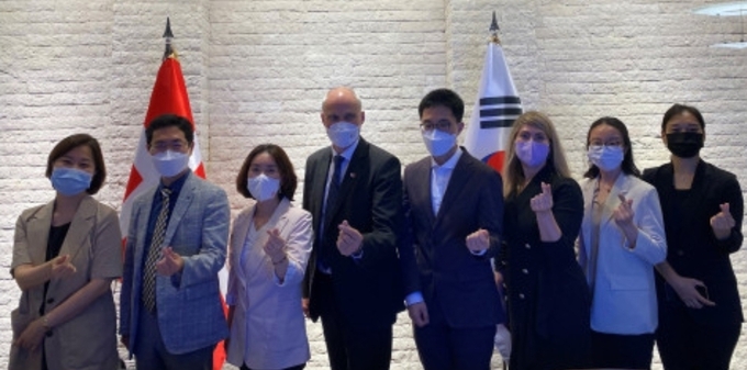 왼쪽부터 △임정현 서울대학교병원 급식영양과장 △김경곤 대한비만학회 대외협력 정책위원회 이사 △정영신 국민건강보험공단 만성질환 사업부장 △아이너 옌센 주한덴마크대사 △이지현 보건복지부 건강증진과 사무관 △란디 멍크 주한덴마크대사관 보건참사관 △문누미 노보노디스크 이사 △이재미 주한덴마크대사관 선임상무관 등 주요 참석자가 한-덴마크 일차 보건의료 및 만성질환 세미나에서 기념사진.