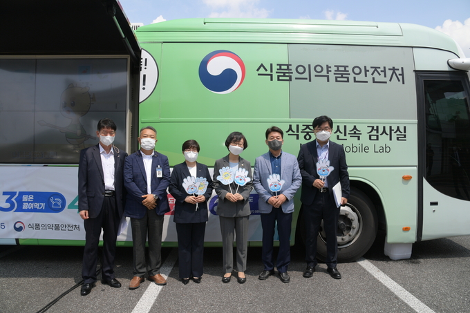 오유경 처장(우세번째)은 “코로나19 이후 일상으로 돌아가는 시점에서 식품안전성 확보를 위해 한국도로공사 및 한국고속도로휴게시설협회와 더욱 긴밀한 협력관계를 갖게 되어 의미가 깊다”며 “고속도로 휴게소 음식점의 위생등급제 참여 현황만 봐도 국민이 믿고 찾는 안심 휴식처를 만들기 위한 공사와 협회의 노력을 느낄 수 있었으며, 식약처도 여름철 식중독 예방과 휴게소 위생 수준 향상을 위해 적극 지원하겠다”고 밝혔다.