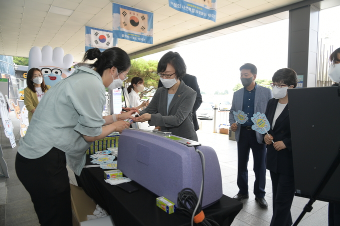 식약처는 식중독 예방을 위해 휴게소 등에서 구입한 음식이나 음료는 되도록 빨리 먹는 것이 좋고, 온도 높은 차량 내부나 트렁크 등에서 2시간 이상 두지 않도록 각별한 주의가 필요하다고 당부하였다.