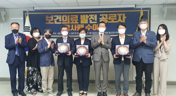 수여식에는 감사패 수여자로 류근혁 전 보건복지부 2차관(좌에서 5번째) 김강립 전 식품의약품안전처장(우에서3번째) 정은경 전 질병관리청장(좌에서 6번째)이 참석했으며, 대한의사협회에서 이필수 회장, 이상운 부회장, 이정근 상근부회장, 이현미 총무이사, 박수현 홍보이사 겸 대변인, 김광석 사무총장이, 보건복지부에서 이창준 보건의료정책관 등이 함께했다.