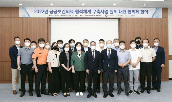 회의에는 정승용 보라매병원장을 비롯해 홍윤철 서울대학교병원 공공보건의료진흥원장, 유창훈 서울시 공공보건의료재단 시립병원 정책본부장, 모현희 동작구 보건소장, 최정화 관악구 보건소장, 이시욱 서울특별시 남부 지역장애인보건의료 센터장, 이재갑 ICCON 중소병원 감염관리 네트워크 자문위원장, 권태엽 한국노인복지중앙회 회장 등 지역 내 주요 유관기관장들이 참석했다