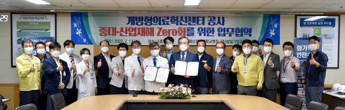 화순전남대병원과 삼일기업공사 등 시공업체들은 최근 병원 회의실에서 ‘개방형 의료혁신센터 건립공사 중대·산업재해 제로화를 위한 업무협약’을 체결했다.