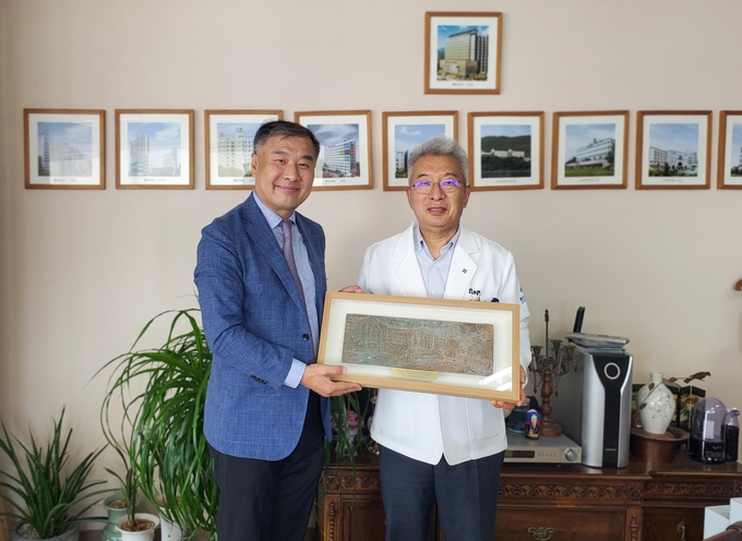 좌부터 위욱환 경희의료원 의료협력팀장, 구정회 은성의료재단 이사장