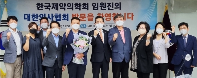 간담회에는 대한의사협회에서 이필수 회장, 이정근 상근부회장, 이현미 총무이사, 김이연 홍보이사, 김광석 사무총장이, 한국제약의학회에서는 강성식 회장, 황선진 총무이사, 이해원 간행이사, 이일섭 분당차병원 글로벌임상시험센터장, 김승수 일동제약 전문의약품 사업부문장 전무이사 등이 참석했다.