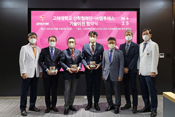 좌부터 김병조 고려대 의과대학 교수, 박노국 엠투에스 부사장, 김양호 엠투에스 대표이사, 이태휘 엠투에스 대표이사, 윤영욱 의과대학 교수, 조석주 고려대 산학협력단장, 함병주 고려대 의료원산학협력단장)