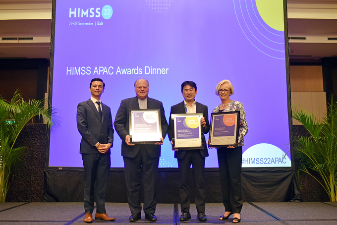 이상헌 교수(좌측 세번째)가 HIMSS22 APAC 컨퍼런스에서 수상 후 기념사진을 촬영하고 있다.