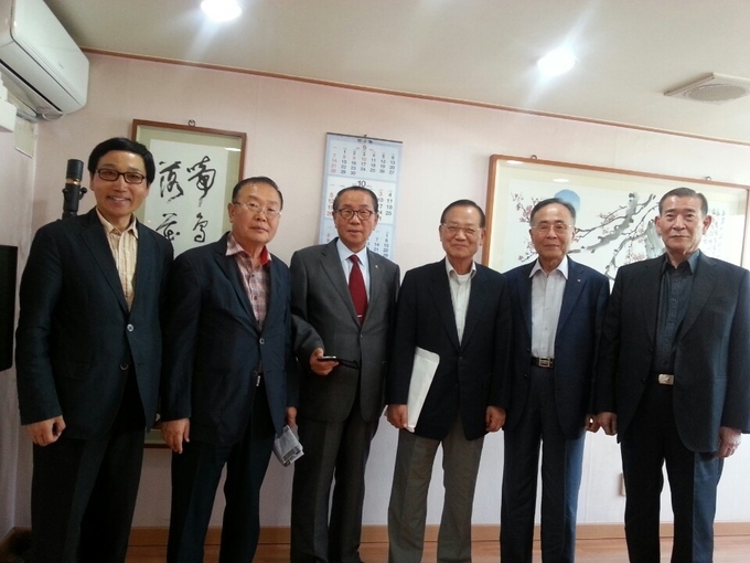 어느날 오찬을 끝내고 최병렬씨와 함께 기념사진을 찍었다. 좌로부터 김병국 코리아헬스케어 대표, 필자, 이상정 무림산업 대표, 최병렬 전 서울시장, 서정욱 전 과학기술부장관, 이유택 전 송파구청장.
