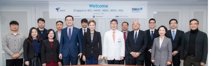 좌측 세번째부터 싱가포르 보건과학청(HSA) Wong Woei Jiuang, Eric Teo 주한 싱가포르 대사, Josephine Teo 싱가포르 정보통신부(MCI) 장관, 분당서울대학교병원 백남종 원장, 분당서울대병원 닥터앤서사업단 백롱민 단장, 식품의약품안전처 이정림 부장