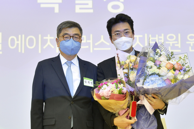 대우재단 주관, 김우중 의료인상 시상식에서 에이치플러스 양지병원 김상일 병원장이 특별상을 수상했다. (좌 : 임채민 선정위원장 / 우 : 김상일 병원장)