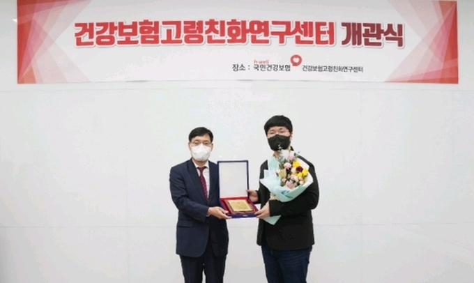 (좌) 박철용 건강보호공단 요양보호실장, (우) 이진열 한국시니어연구소 대표