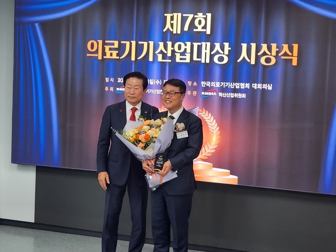 양진영 케이메디허브 이사장(우)은 “의료기기산업대상 산업진흥상 수상은 재단의 의료기기 연구개발 지원 능력을 확인받은 것이라 기쁘다”고 말하며,“케이메디허브가 국내 의료기기산업 발전의 중추적 역할을 수행할 수 있도록 최선을 다하겠다”고 수상 소감을 밝혔다.