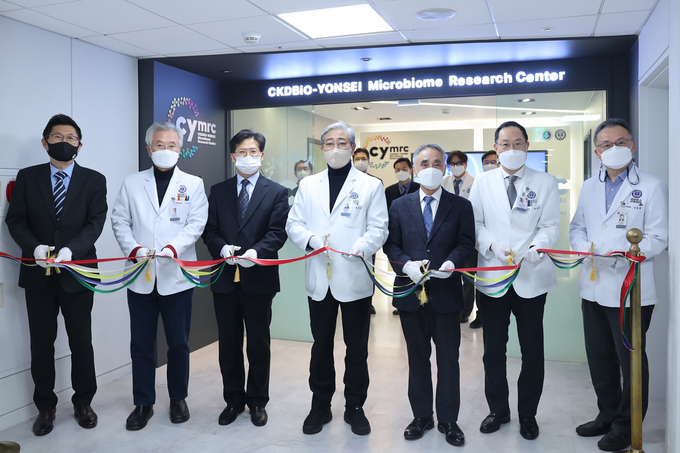 20일 세브란스병원에서 열린 마이크로바이옴 공동연구센터 ‘CYMRC(CKDBio-YONSEI Microbiome Research Center)’ 개소식에서 참석자들이 커팅식을 하고 있다. (왼쪽부터) 종근당 김영주 대표이사, 연세대학교 이은직 의과대학장, 종근당바이오 이정진 대표이사, 연세대학교 윤동섭 의료원장, 종근당홀딩스 김태영 대표이사, 세브란스병원 하종원 병원장, 휴먼마이크로바이옴센터 김창훈 센터장