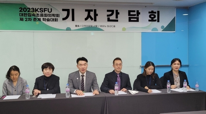 기자회견에 나선 대한집속초음파의학회 임원진.... 좌부터 퀸즈파크여성병원 김혜경 원장,트리니트여성의원 정난희 원장(사업이사) ,수원 강남여성병원 성영모원장(대한집속초음파의학회 회장),나무정원병원 이성훈원장(총무이사),와이퀸 김지연원장,신소애여성병 박정원 원장