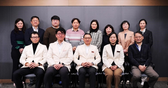 이풍렬 디지털혁신추진단장(사진 앞줄 가운데)은 이번 결과를 바탕으로 “삼성서울병원은 디지털 병원의 글로벌 스탠더드로 만들겠다”고 밝혔다.