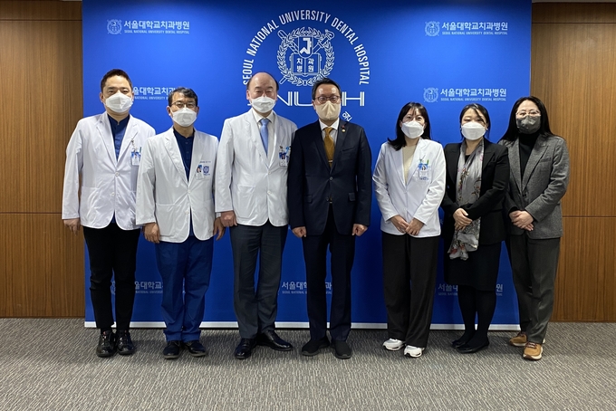 좌측부터 김영재 진료처장, 금기연 부설 장애인치과병원장, 구영 서울대치과병원장, 박민수 보건복지부 제2차관, 김지은 중앙센터 교수, 진영주 보건복지부 건강정책국장, 구강정책과 이재은사무관.