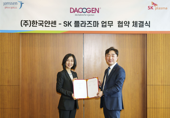 SK플라즈마가 한국얀센과 골수형성이상증후군 및 급성 골수성 백혈병 치료제인 다코젠주의 국내 독점 판매 계약 체결식을 가졌다. (왼쪽부터) 채리 황(Cherry Huang) 한국얀센 대표이사, 김승주 SK플라즈마 대표이사.