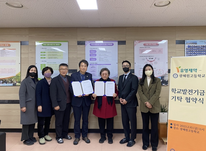 협약식 후 광혜원고등학교 김학목 교장, 유영제약 이상원 회장(우에서 세번째)외 관계자 5명이 기념촬영.