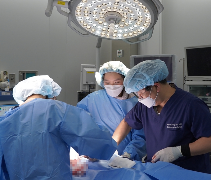 정보영 세브란스병원 부정맥시술실장이 교육 프로그램에 참석한 태국 의료진에게 S-ICD 시술 참관 교육을 진행하고 있는 모습.