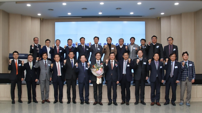 임기 6년을 마치고 떠나는 원희목고문과 관계자들이 기념촬영.