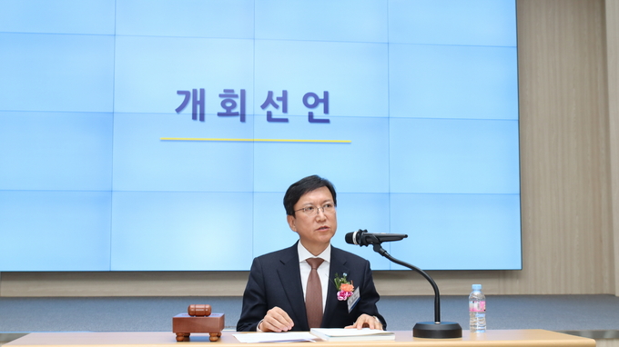 한국제약바이오협회 윤성태이사장(휴온스그룹 회장)이 제78회 정기총회 개최 개회 선언을 하고 있다.