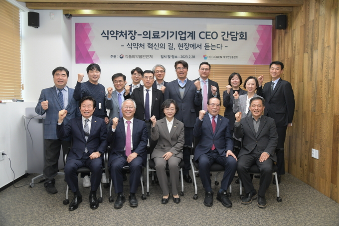 간담회에 앞서 오유경 식약처장은 ㈜메가젠임플란트를 방문해 지난해 의료기기 ‘1억불 수출의 탑’을 달성하고, 국내 처음으로 임플란트 유럽 의료기기 규정(MDR) 인증을 받은 임직원을 격려하고, 주요 수출 제품에 대한 설명을 들었다. 오유경 처장은 업체 관계자들에게 “의료기기 산업발전과 K-의료기기의 국제적 위상 향상을 위한 노력에 감사드리며, 식약처도 행정적·정책적 지원에 최선을 다하겠다”고 말했다.