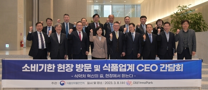 오유경 식약처장은 “식품업계가 건의한 과제에 대해서는 국민 안전․건강 확보를 최우선으로 두고 빠른 시일 내에 검토해 개선방안을 제시하고, 올해에는 기존 규제혁신 1.0 4개 분야*에 더해 ▲수출 규제지원 ▲업무방식의 디지털 전환 분야의 과제를 추가 발굴해 수요자 친화적인 규제혁신 2.0을 추진할 것”이라고 말했다.