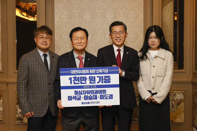 대한의사협회 이석균 고문(좌 두번째)은 경산시의사회장과 경상북도의사회장을 역임하는 등 지역의사회 활동을 통해 보건의료발전을 위해 힘써왔으며, 경북 경산시 소재의 의원을 운영하며 외국인 근로자 및 지역아동센터 아동을 대상으로 무료진료를 하는 등 시민보건향상과 지역사회 복지증진에 기여해오고 있다.