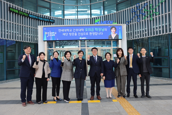 케이메디허브는 29일(수) 연세대학교 간호대학과 업무협약을 체결했다. 양진영 케이메디허브 이사장(가운데 오른쪽)과 오의금 연세대학교 간호대학 학장 (가운데 왼쪽)