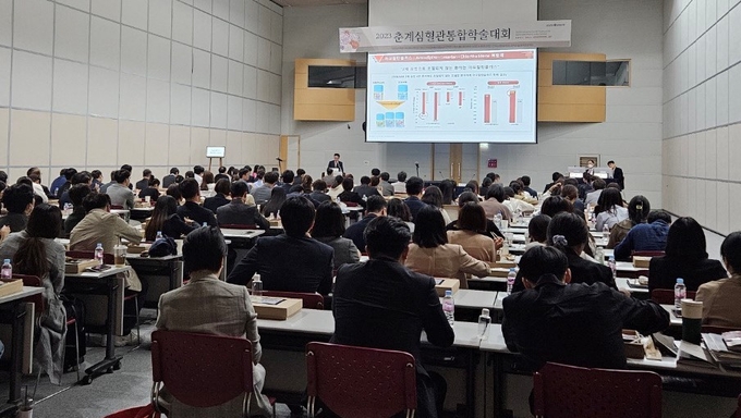 22일 열린 대한심혈관통합학술대회 다이아몬드 세션에서 조현재 교수가 발표하고 있다.