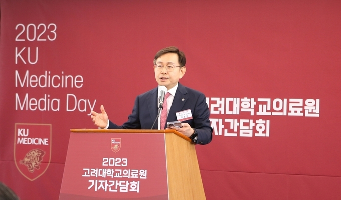 지난 3월 제17대 고려대학교 의무부총장 겸 의료원장으로 취임한 윤을식 의무부총장은 그간의 성취에 안주하지 않고, 퍼스트 무버(First Mover)로서 의료계 누구도 시도하지 않았던 도전을 이어 나가 오는 2028년 고대의대 100주년에 세상 어디에서도 볼 수 없었던 의료기관이 되겠다고 천명했다. 그는 또 “우리의 한계를 규정했던 낡은 시각과 편견을 뛰어넘어, 고려대의료원만이 창출할 수 있는 가치와 역할에 집중하고, 내실을 다져나갈 것”이라고 밝히며 “2028년 고대의대 100주년을 앞둔 만큼 지속적인 변화와 혁신을 시도하고, 그간 다져온 업적과 성과들을 발전적으로 계승해 새로운 미래를 잇는 역사적인 변곡점으로 만들어가겠다”라며 포부를 밝혔다. 사진은 지난 28일 치러진 기자 간담회 모습.